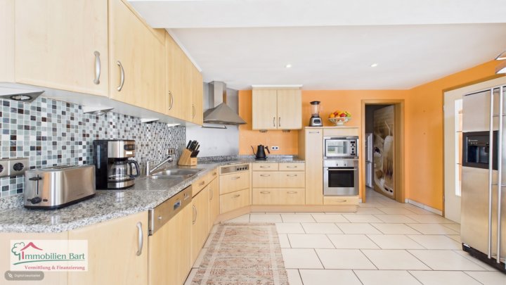 GRENZNÄHE: 3 SCHLAFZIMMER / 2 BÄDER / GARAGE / TERRASSE / BALKON MIT EINZIGARTIGER FERNSICHT!