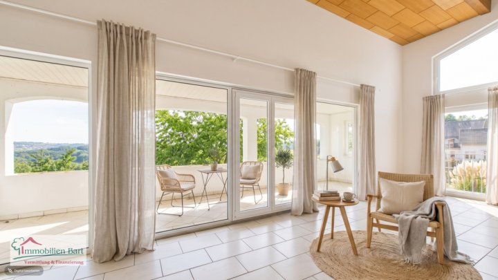 GRENZNÄHE: 3 SCHLAFZIMMER / 2 BÄDER / GARAGE / TERRASSE / BALKON MIT EINZIGARTIGER FERNSICHT!