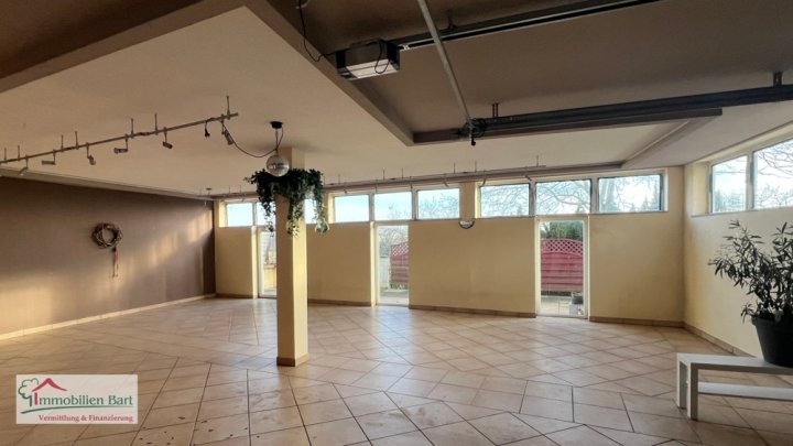 GRENZNÄHE: 3 SCHLAFZIMMER / 2 BÄDER / GARAGE / TERRASSE / BALKON MIT EINZIGARTIGER FERNSICHT!