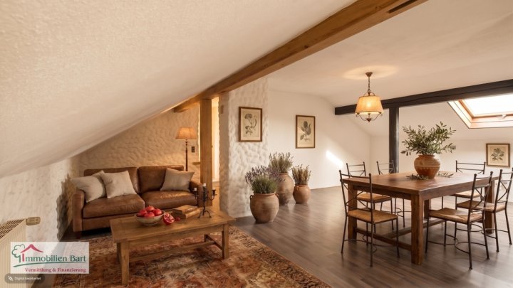 VIELSEITIGE VERWENDUNG: 325 M², WOHN UND NUTZFLÄCHE, GARAGEN UND GARTEN IN GRENZNÄHE