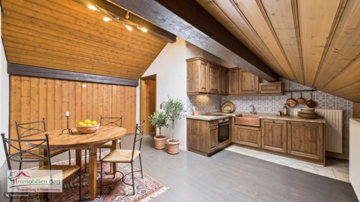 VIELSEITIGE VERWENDUNG: 325 M², WOHN UND NUTZFLÄCHE, GARAGEN UND GARTEN IN GRENZNÄHE
