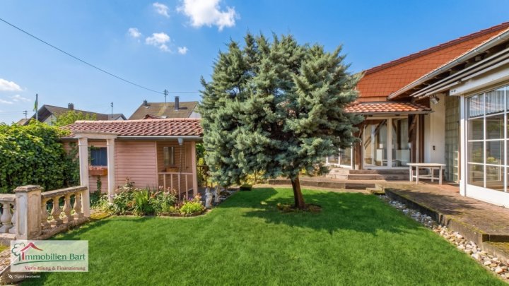 GRENZNÄHE: 4 GROßE GARAGEN / 276 M² WOHNHAUS / SOFORT VERFÜGBAR!