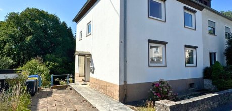 Gebäude mit Einfahrt