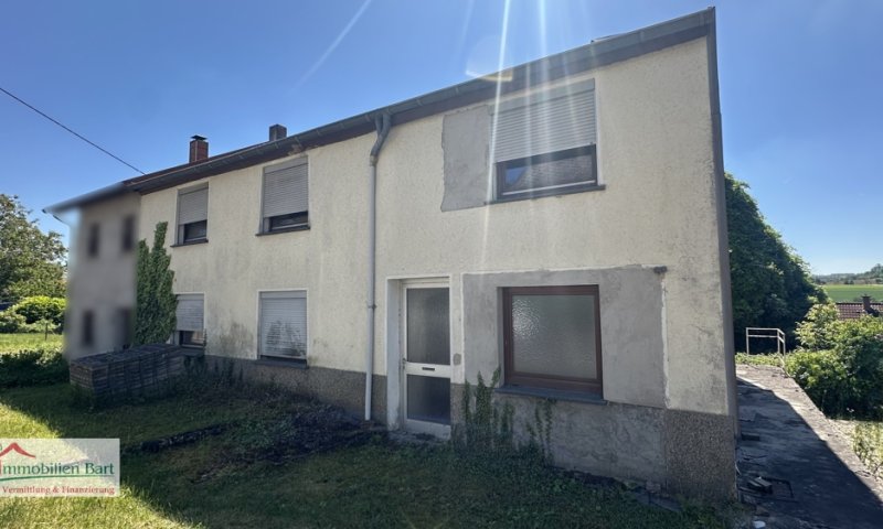 GEMÜTLICHES 2-PARTEIENHAUS MIT GARTEN!