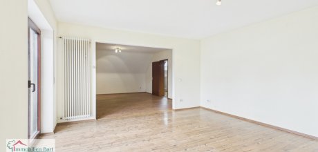 Wohnzimmer mit Zugang zum Balkon 