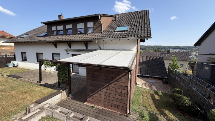 Gepflegte DG-Wohnung im Zweifamilienhaus – Loggia, Terrasse & eigener Bürobereich