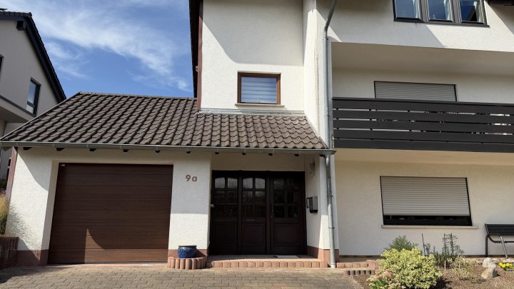 Gepflegte DG-Wohnung im Zweifamilienhaus – Loggia, Terrasse & eigener Bürobereich