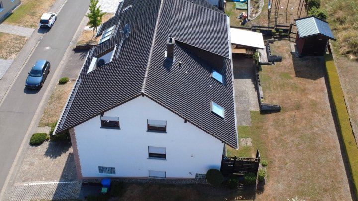 Gepflegte DG-Wohnung im Zweifamilienhaus – Loggia, Terrasse & eigener Bürobereich