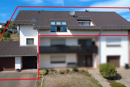 Schöne Dachgeschoßwohnung mit eigenem Eingang und Garage