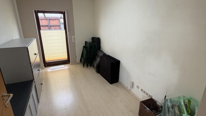 Gepflegte DG-Wohnung im Zweifamilienhaus – Loggia, Terrasse & eigener Bürobereich