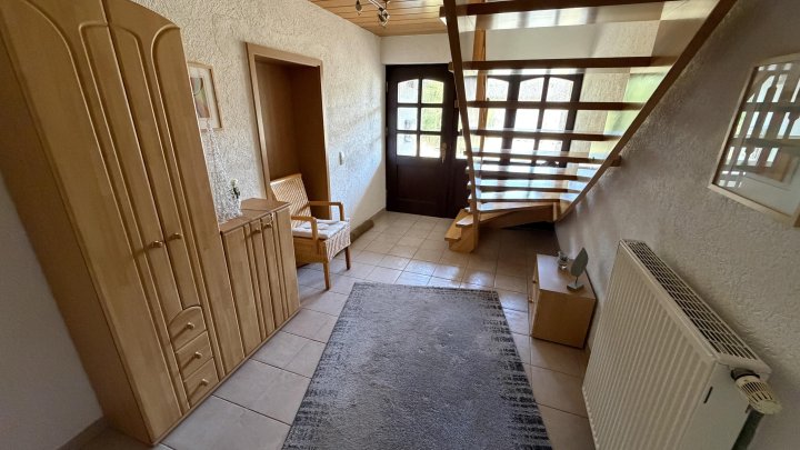 Gepflegte DG-Wohnung im Zweifamilienhaus – Loggia, Terrasse & eigener Bürobereich