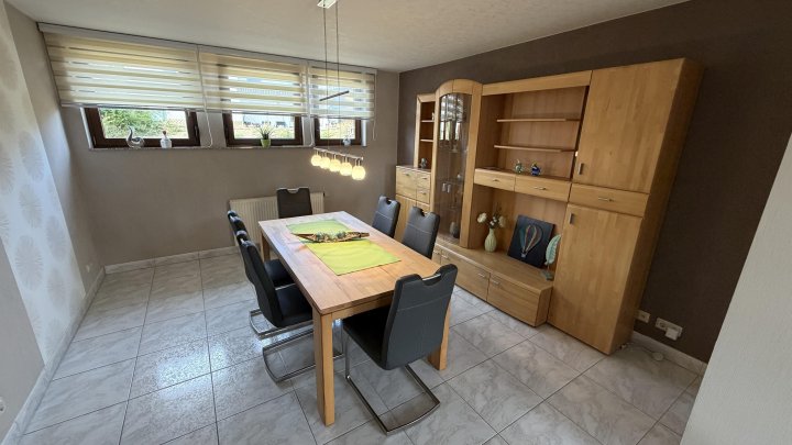 Gepflegte DG-Wohnung im Zweifamilienhaus – Loggia, Terrasse & eigener Bürobereich
