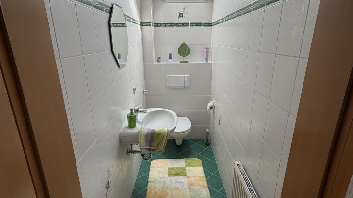 Gepflegte DG-Wohnung im Zweifamilienhaus – Loggia, Terrasse & eigener Bürobereich