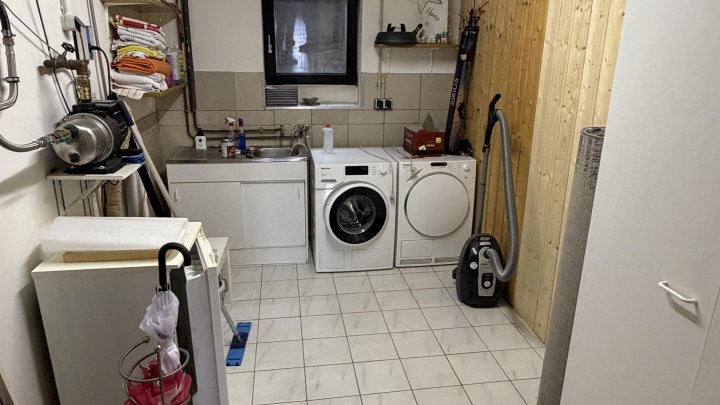 Gepflegte DG-Wohnung im Zweifamilienhaus – Loggia, Terrasse & eigener Bürobereich