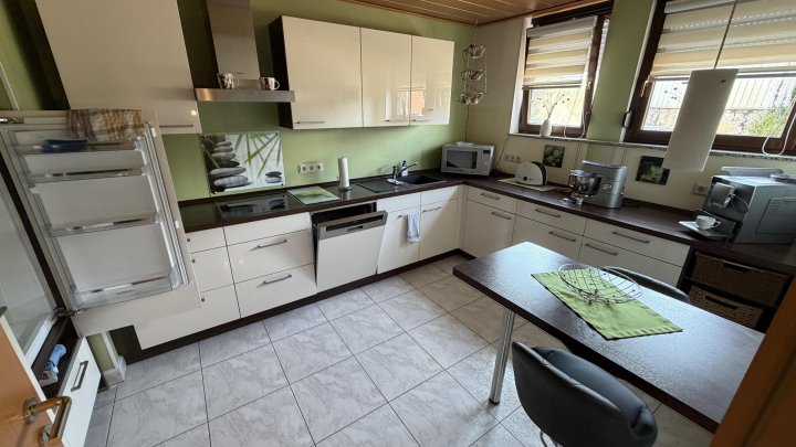 Gepflegte DG-Wohnung im Zweifamilienhaus – Loggia, Terrasse & eigener Bürobereich