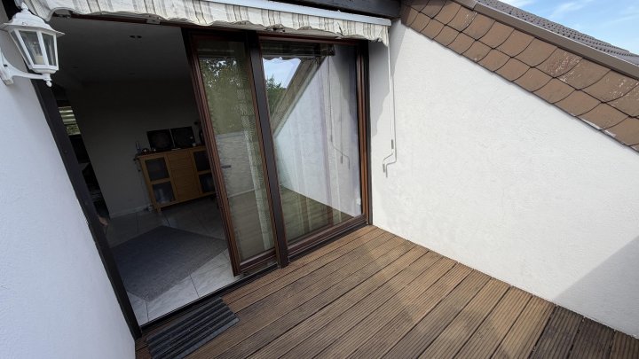 Gepflegte DG-Wohnung im Zweifamilienhaus – Loggia, Terrasse & eigener Bürobereich