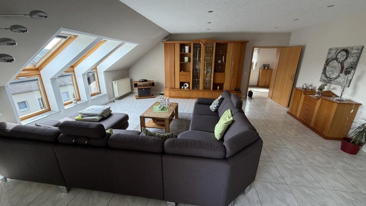 Gepflegte DG-Wohnung im Zweifamilienhaus – Loggia, Terrasse & eigener Bürobereich