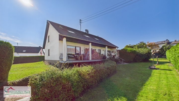 SOFORT VERFÜGBAR: 2 WOHNEINHEITEN / PV-ANLAGE / 4 GARAGEN / SCHÖNER GARTEN IN TOP LAGE