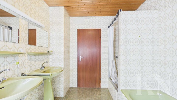 Renovierungsbedürftiges Zweifamilienhaus in guter Lage von Püttlingen