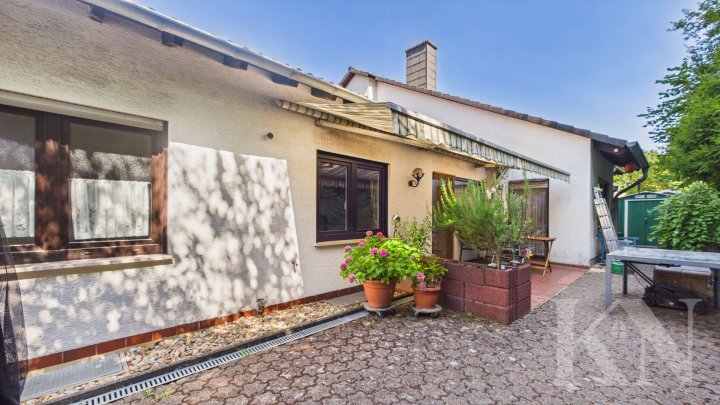 Renovierungsbedürftiges Zweifamilienhaus in guter Lage von Püttlingen