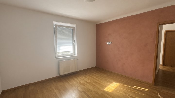 Zweifamilienhaus mit Terrasse, Balkon, Doppelgarage und zwei Stellplätzen