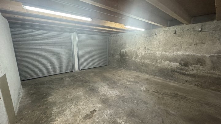 Zweifamilienhaus mit Terrasse, Balkon, Doppelgarage und zwei Stellplätzen