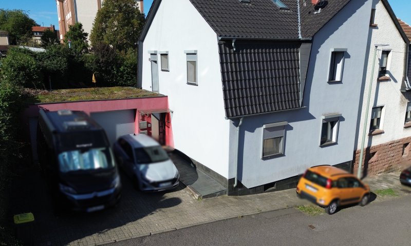 Zweifamilienhaus mit Terrasse, Balkon, Doppelgarage und zwei Stellplätzen