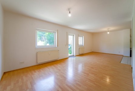 OG Wohn- und Esszimmer mit offener Küche und Zugang zu Terrasse und Garten 4