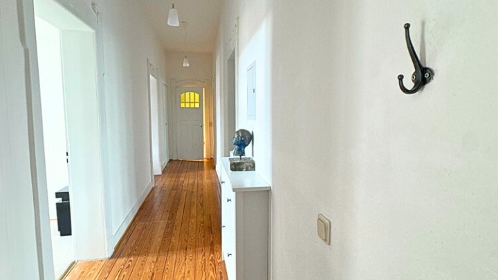 Renovierte Altbauwohnung mit Balkon in zentraler City-Lage