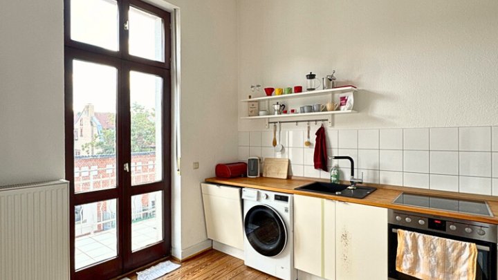 Renovierte Altbauwohnung mit Balkon in zentraler City-Lage