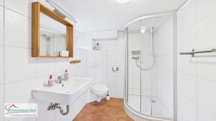 ZWEIFAMILIENHAUS MIT POOL, GROßEM GARTEN UND EIGENEM WALD