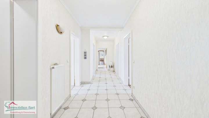 ZWEIFAMILIENHAUS MIT POOL, GROßEM GARTEN UND EIGENEM WALD