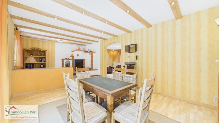 ZWEIFAMILIENHAUS MIT POOL, GROßEM GARTEN UND EIGENEM WALD