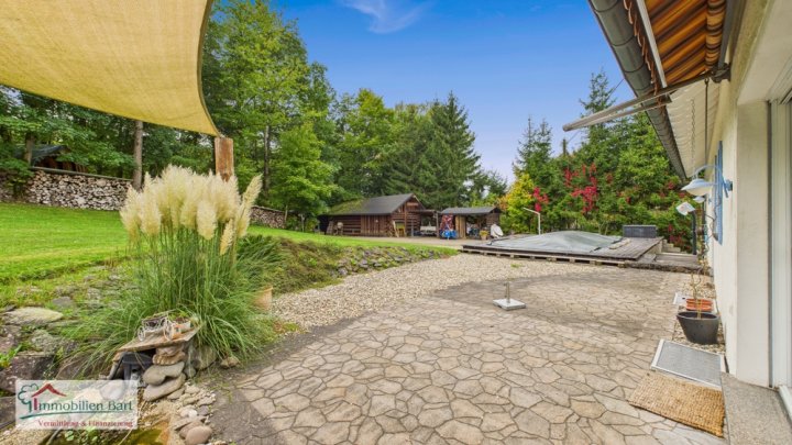 ZWEIFAMILIENHAUS MIT POOL, GROßEM GARTEN UND EIGENEM WALD