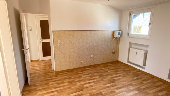 Helle, renovierte 2 ZKB Wohnung mit Balkon