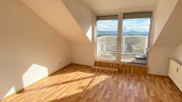 Helle, renovierte 2 ZKB Wohnung mit Balkon