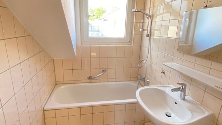 Helle, renovierte 2 ZKB Wohnung mit Balkon
