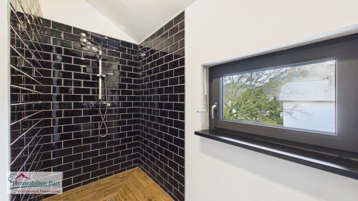 NEUWERTIGES, EXKLUSIVES WOHNHAUS IN TOP WOHNLAGE VON SERRIG (BEI SAARBURG)