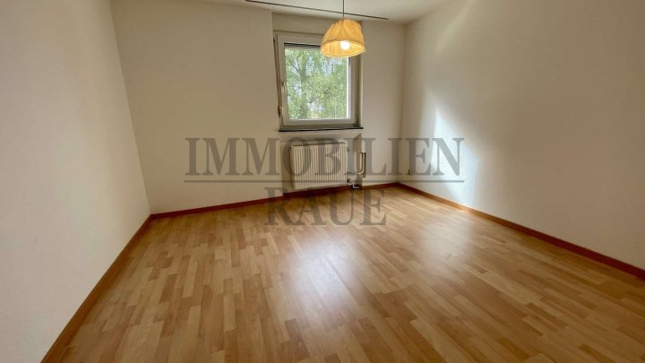 GROSSE 4 ZKB EIGENTUMSWOHNUNG MIT SÜD-WEST BALKON UND GARAGE IN DUDWEILER-SÜD - GUT VERMIETET