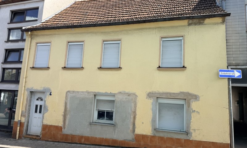 Sanierungs-Abrisshaus in einer Seitenstraße in zentraler Lage von Dudweiler