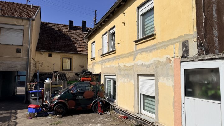 Sanierungs-Abrisshaus in einer Seitenstraße in zentraler Lage von Dudweiler