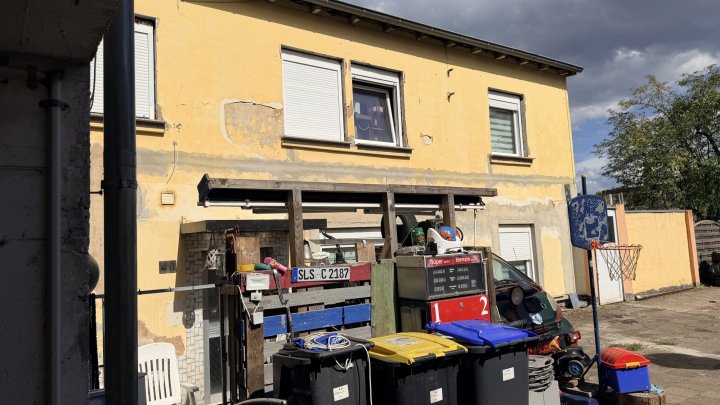 Sanierungs-Abrisshaus in einer Seitenstraße in zentraler Lage von Dudweiler