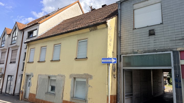 Sanierungs-Abrisshaus in einer Seitenstraße in zentraler Lage von Dudweiler