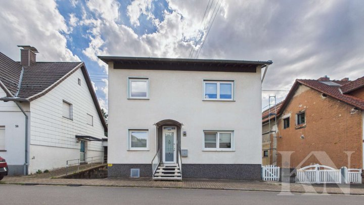Wohnen am Waldrand – großzügiges Zweifamilienhaus in ruhiger Sackgassenlage