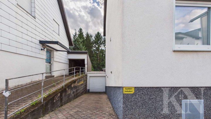 Wohnen am Waldrand – großzügiges Zweifamilienhaus in ruhiger Sackgassenlage