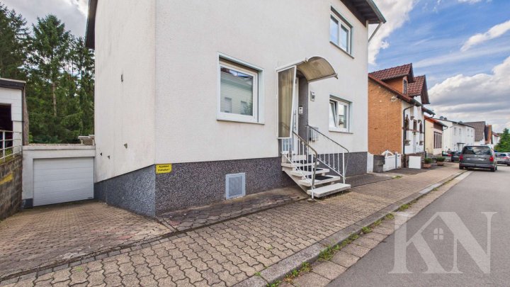 Wohnen am Waldrand – großzügiges Zweifamilienhaus in ruhiger Sackgassenlage