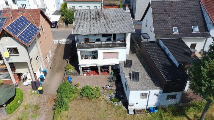 Wohnen am Waldrand – großzügiges Zweifamilienhaus in ruhiger Sackgassenlage