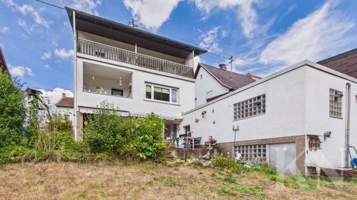 Wohnen am Waldrand – großzügiges Zweifamilienhaus in ruhiger Sackgassenlage