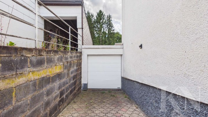 Wohnen am Waldrand – großzügiges Zweifamilienhaus in ruhiger Sackgassenlage