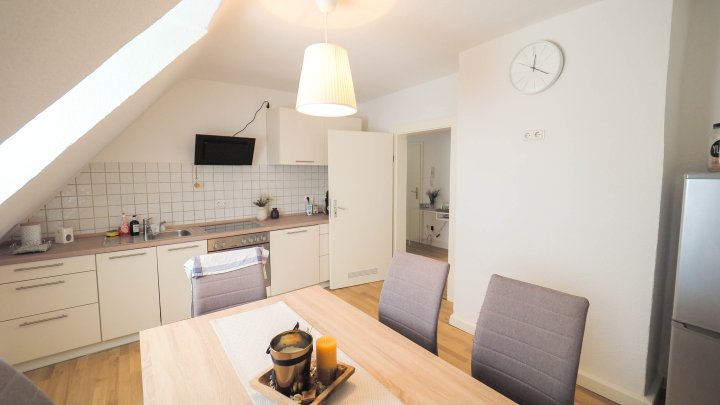 AM FASANERIEBERG - Gepflegte 3-ZKB Dachgeschosswohnung mit EBK in Zweibrücken-Stadt